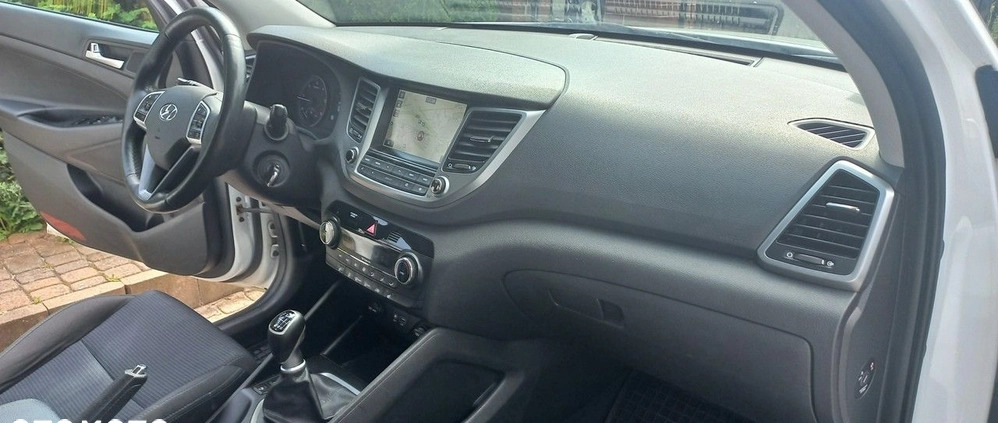 Hyundai Tucson cena 48700 przebieg: 235000, rok produkcji 2016 z Piława Górna małe 781